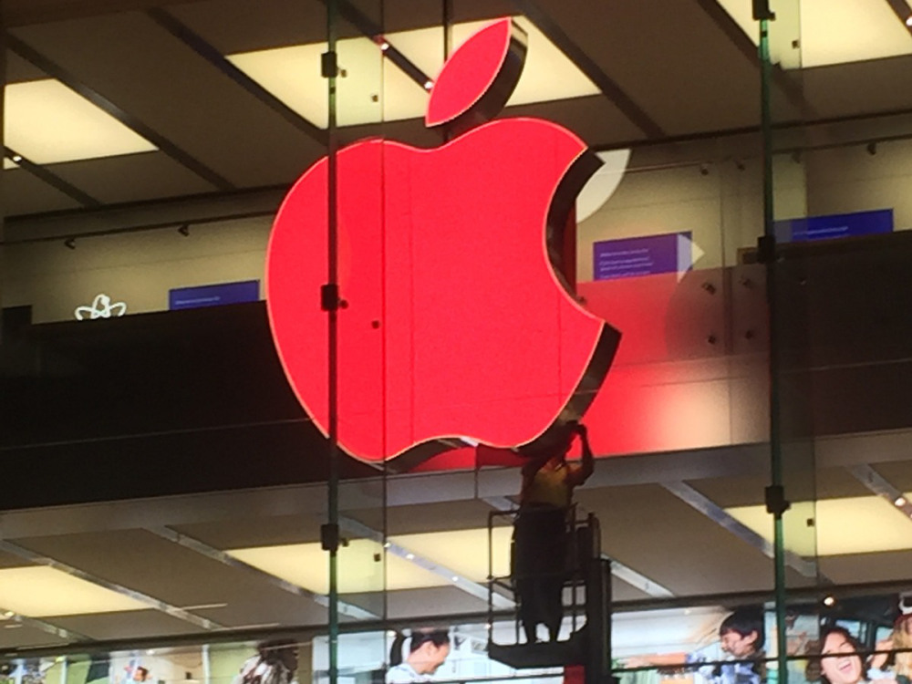 red-apple-logo-retail-store