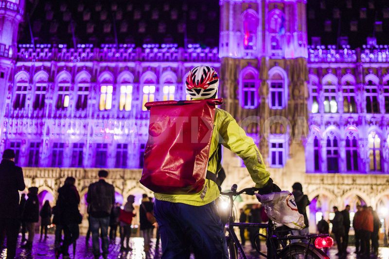 1452549023-david-bowie-memorial-in-brussels_9436944